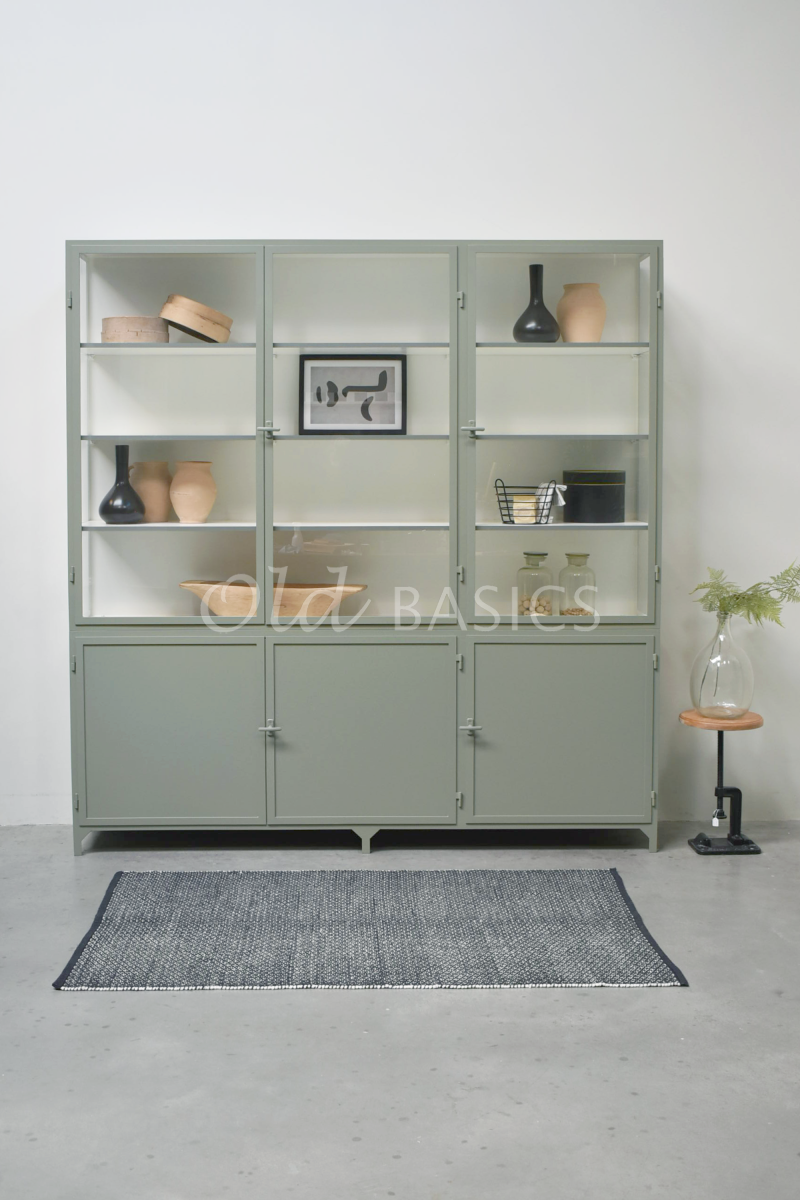 Detail van Apothekerskast Demi, 3 deuren, RAL7033, groen, grijs, materiaal staal